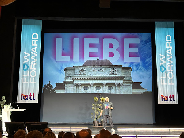 Bühne mit einem Bild von der Grazer Oper, darüber in großen Lettern "LIEBE" in den Himmel geschrieben