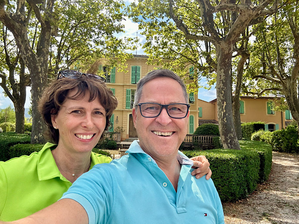 Frau und Mann (Martin) vor Platanen und einem französischen Chateau