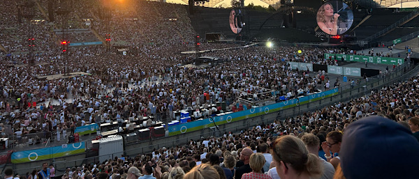 Das Münchener Olympiastadion voller Menschen