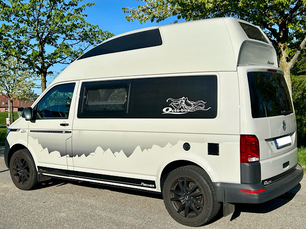 VW-Bus mit Hochdach und einem Oktopus auf der hinteren Heckscheibe - Ein Octo-Bus