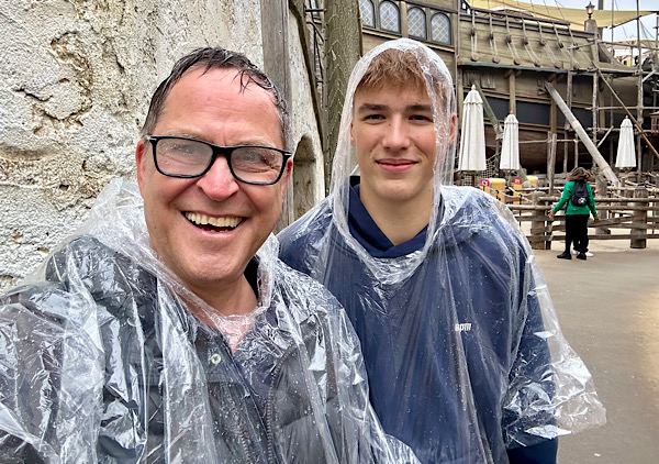 Ein Mann mit Brille (Martin) und ein junger Mann mit nassen Haaren und Regenponchos